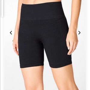 High-Waisted Seamless Ribbed Short 7"